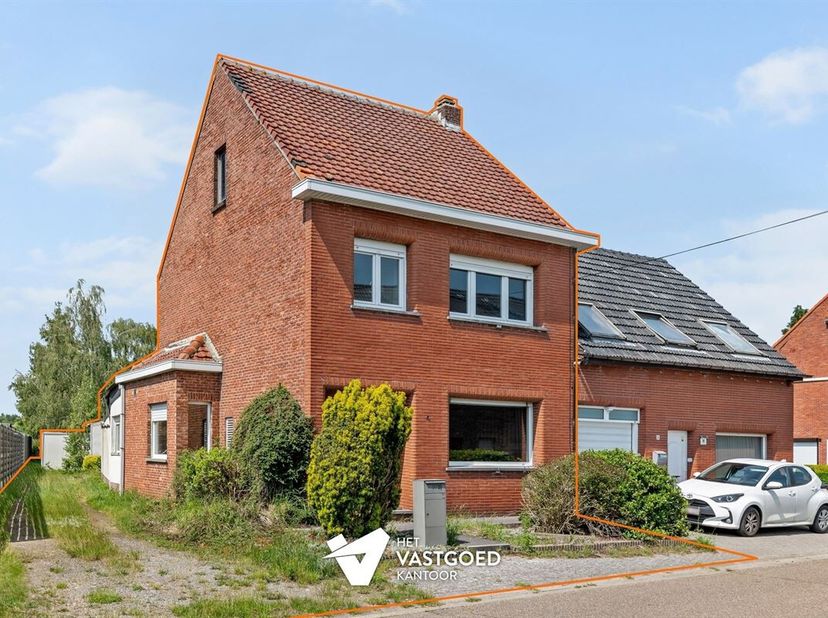 Woning met potentieel en ca 90m2 bijgebouwen op mooie ligging<br />
Belangrijkste troeven:<br />
- Ideale ligging: rustig nabij het centrum<br />
- En