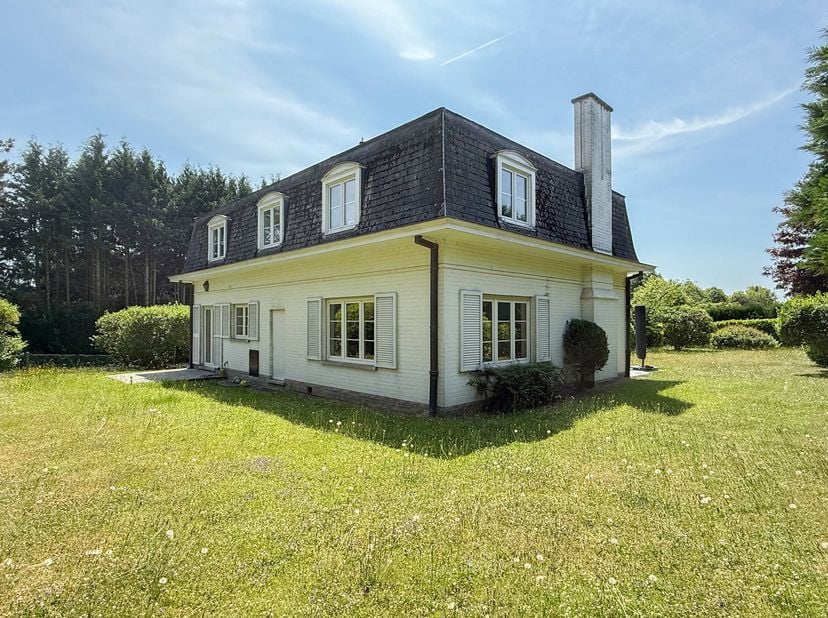 WATERLOO, wijk St John's. Prachtige HUIS (5slk/3badk) villa van ±295m² gelegen op een perceel van ±12 are. Het bestaat uit een inkomhal met vestiaires