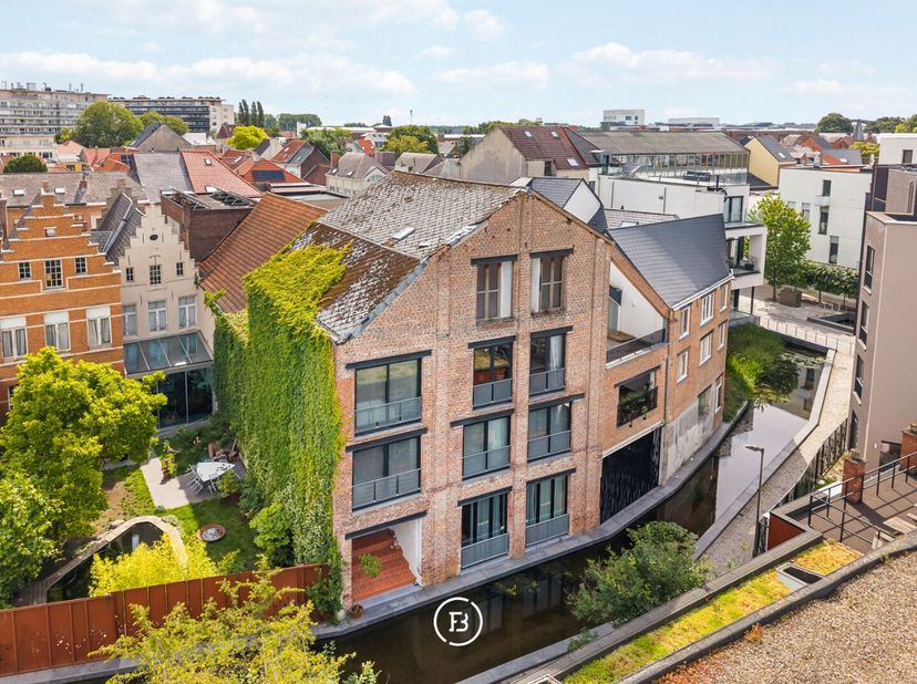 In het hart van Mechelen, verscholen binnen de historische muren van de voormalige Brouwerij Sint Michiel, bevindt zich FAB RIK: een uitzonderlijk ind