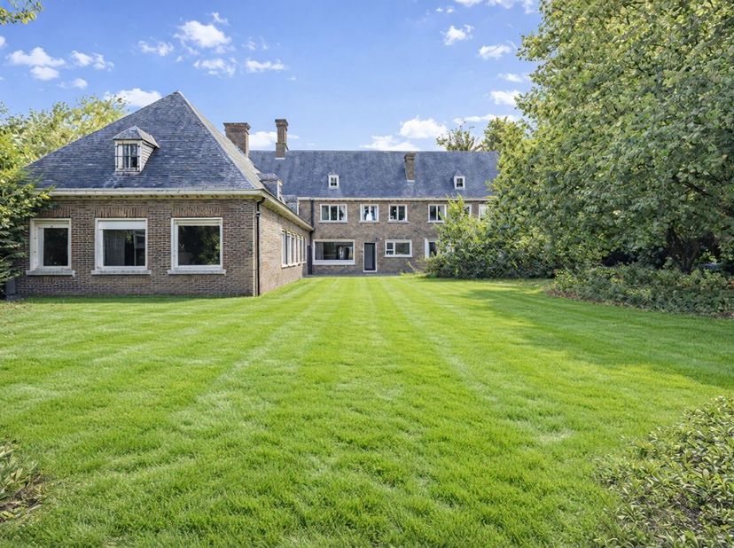 LIGGING<br />
De Louis Leynstraat is een rustige, residentiële straat in Roeselare, geliefd om haar vlotte bereikbaarheid, nabijheid van winkels, scho