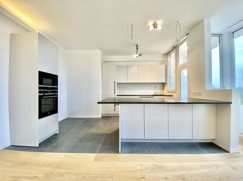 Bien présenté par Maia Zinchenko Tel : 0473/36.58.05 ou maia.zinchenko@victoire.be<br />
Victoire- Junot vous propose ce magnifique penthouse complète