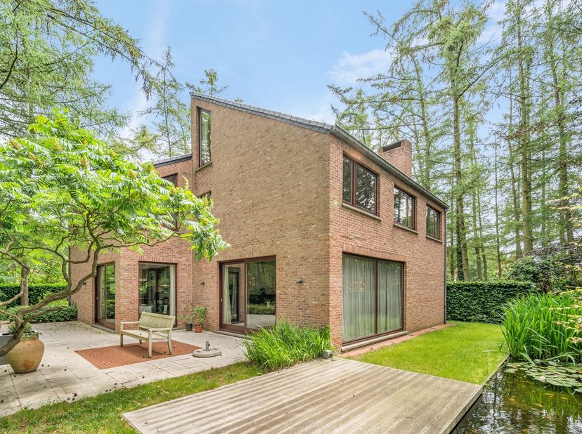 Deze&amp;nbsp;ruime villa&amp;nbsp;is gelegen op een&amp;nbsp;prachtig perceel van maar liefst 25a57ca&amp;nbsp;in een rustige en groene omgeving, vlak bij het&amp;nbsp;L