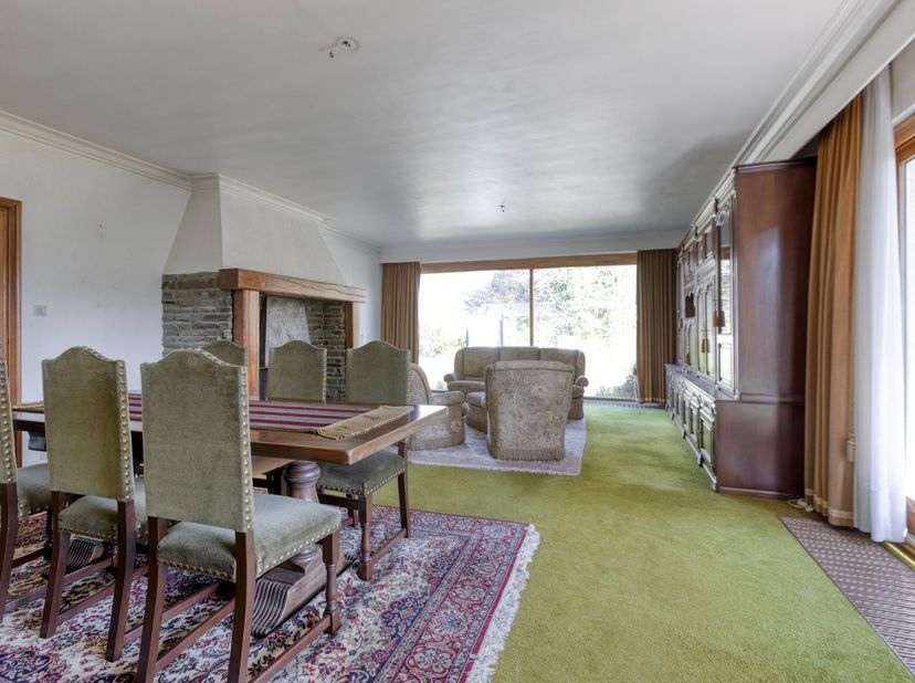 Deze ruime en goed onderhouden gelijkvloerse woning met vier slaapkamers geniet van een uiterst rustige en gunstige ligging, op wandelafstand van het