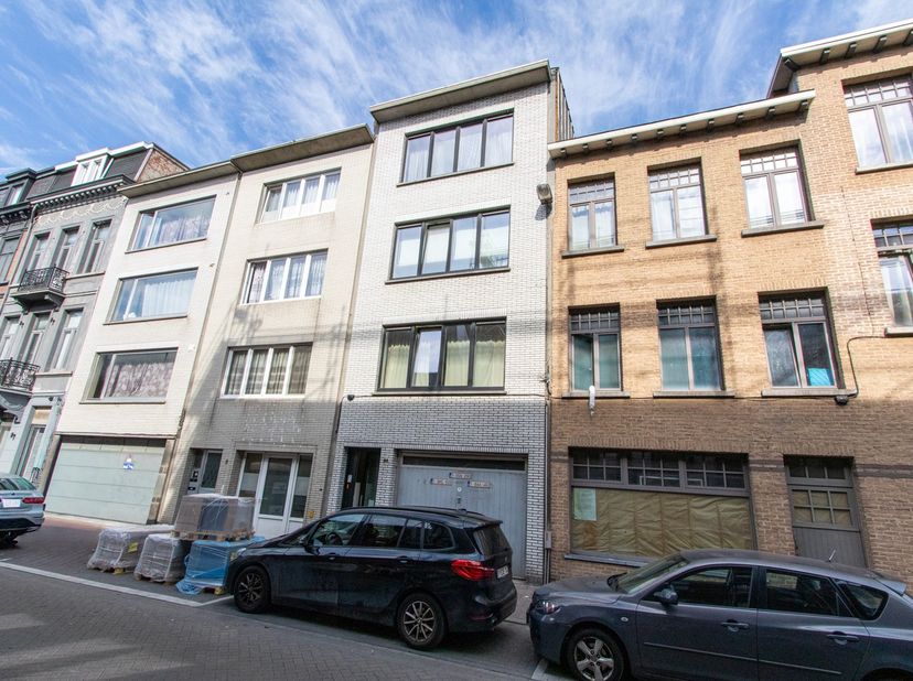 Dit modern en volledig gerenoveerd appartement van ca. 50 m² is gelegen op de tweede verdieping en beschikt over een lichtrijke leefruimte met open ke