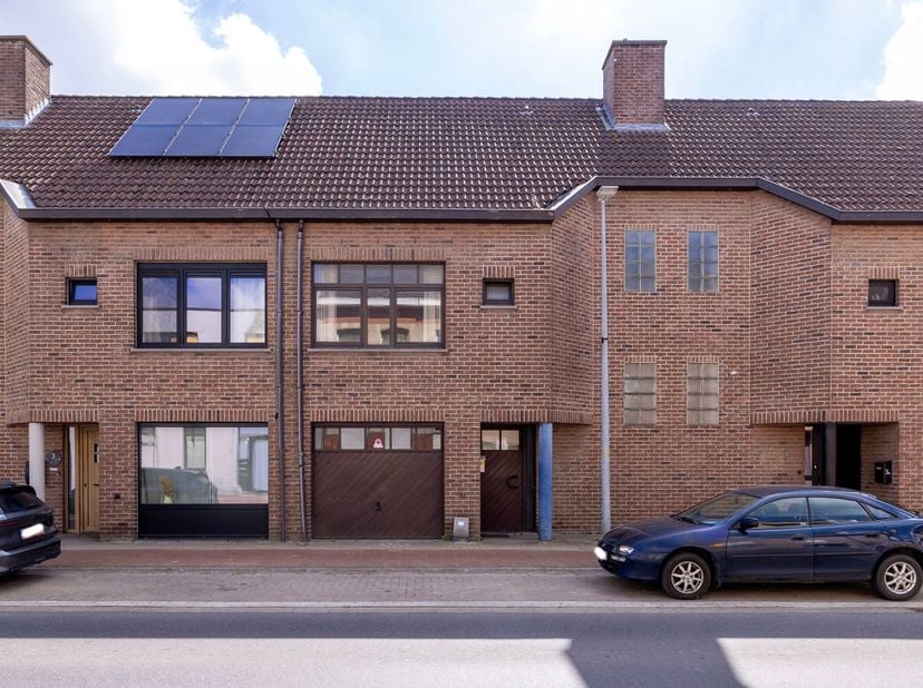 Deels te renoveren gesloten bebouwing met o.a. 4 slaapkamers, tuin en inpandige garage.<br />
De woning heeft maar liefst 193m² bewoonbare oppervlakte