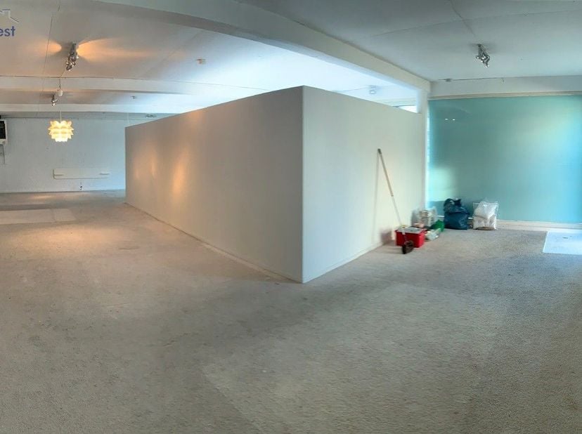 Handelsruimte (130m²) met 2 aanpalende garages&amp;nbsp; met commerciële ligging in Roeselare<br />
<br />
Indeling:<br />
<br />
-&amp;nbsp;Inkomdeur aan de