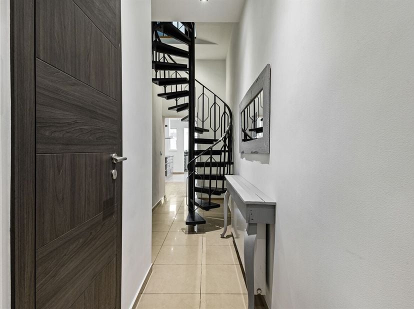 Omschrijving: <br />
Welkom in deze gemoderniseerde rijwoning in Deurne. Dit pand biedt ruim 159 m² woonoppervlak, wat zorgt voor optimale ruimtebenut