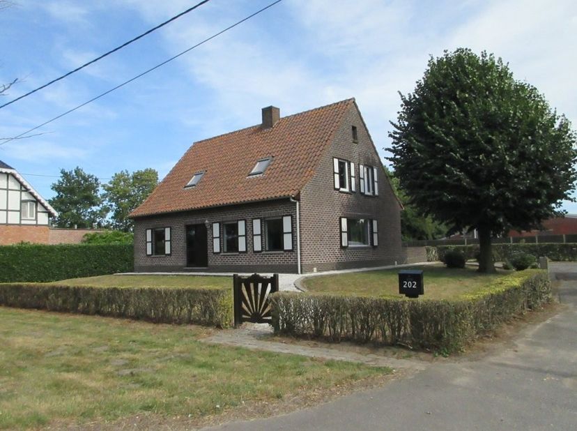 Ruime alleenstaande gezinswoning bestaande uit inkom, wc, living, keuken, berging, wasplaats, nachthall, badkamer, dressing, 3 slaapkamers (1 gelijkvl