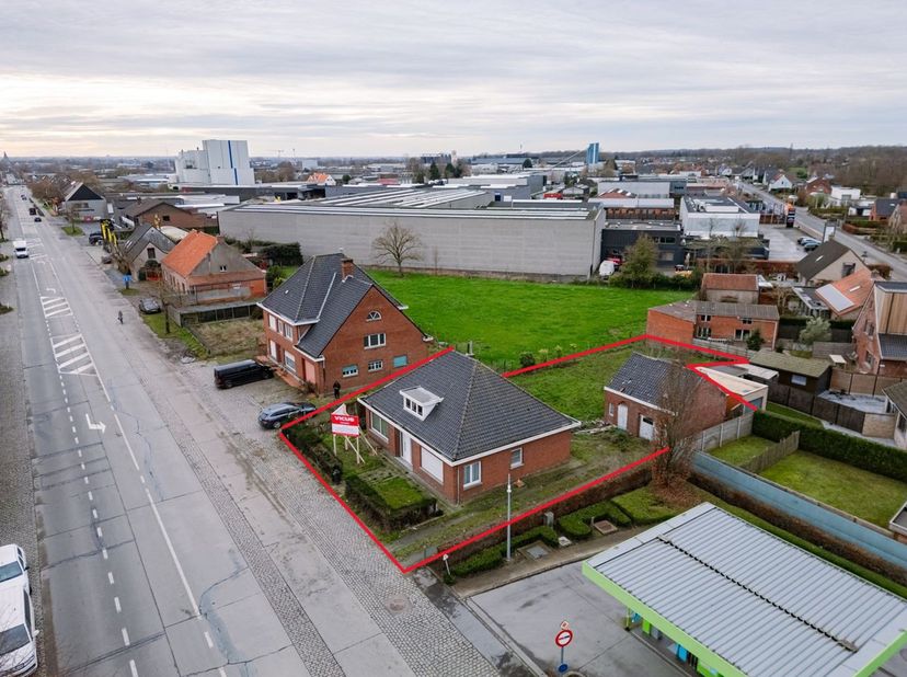Interessante eigendom op een perceel van 747 m², centraal gelegen in Torhout. <br />
De stedenbouwkundige bestemming biedt een brede waaier aan mogeli