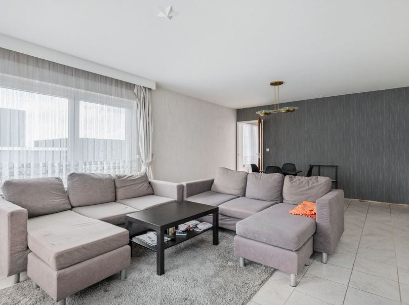 Dit instapklare appartement is gelegen op de tweede verdieping van een goed onderhouden gebouw met lift aan de Bisschoppenhoflaan in Deurne. Het appar