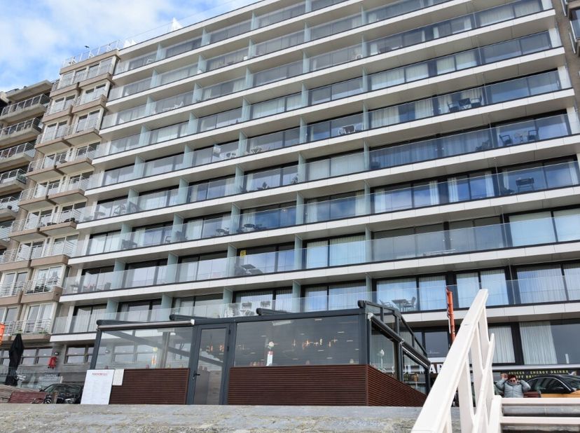 Bemeubeld appartement op de 5de verdieping, uitsluitend bestemd als tweede verblijf (geen vaste bewoning), gelegen op de zeedijk met frontaal zeezicht