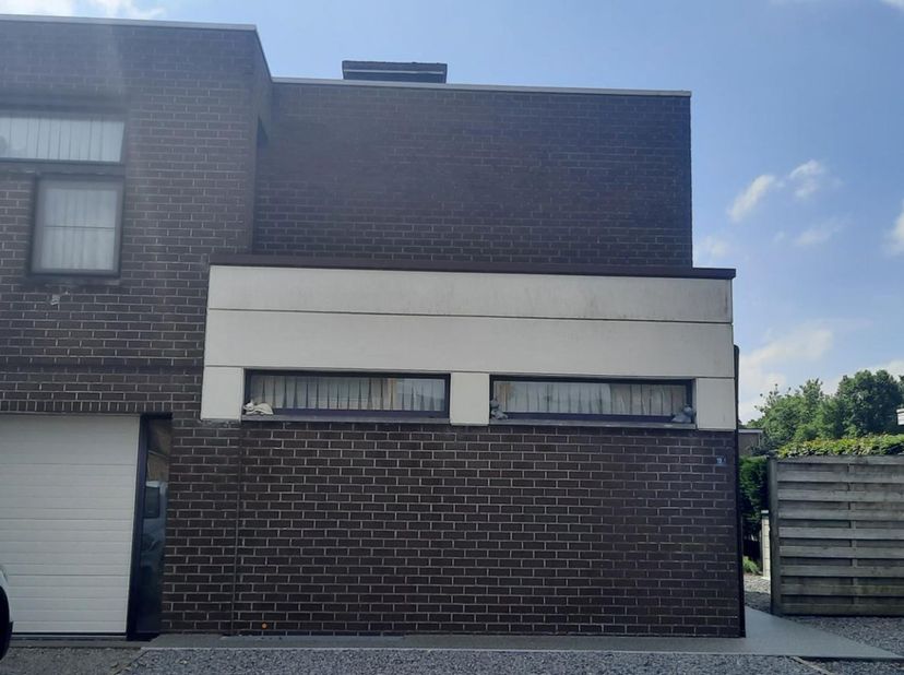 Deze halfopen woning is gelegen in een rustige, residentiële wijk in Neeroeteren en biedt alles wat je als huurder zoekt: ruimte, comfort en een prakt