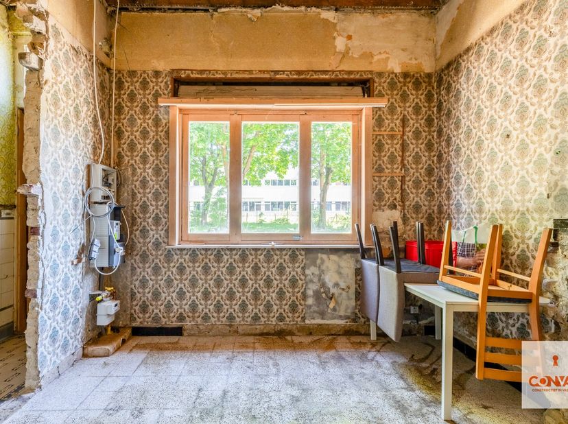 In de Walstraat 78 te Gentbrugge bevindt zich deze grotendeels gestripte woning, klaar om naar eigen smaak en stijl afgewerkt te worden.&amp;nbsp;<br />
<