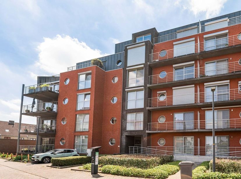 Appartement met 3 slaapkamers, 2 terrassen en ondergrondse garage<br />
Gelijkvloers<br />
De inkomhal is uitgerust met een veiligheidsdeur en een a