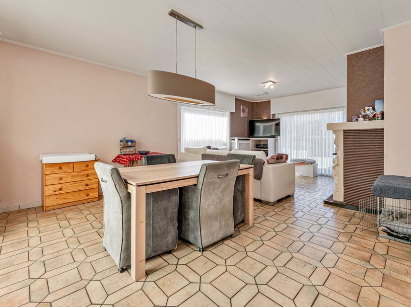 Charmante bungalow op ruim perceel te koop in Wevelgem<br />
Je betreedt de woning via de inkomhal met gastentoilet. Vervolgens kom je in de gezellige