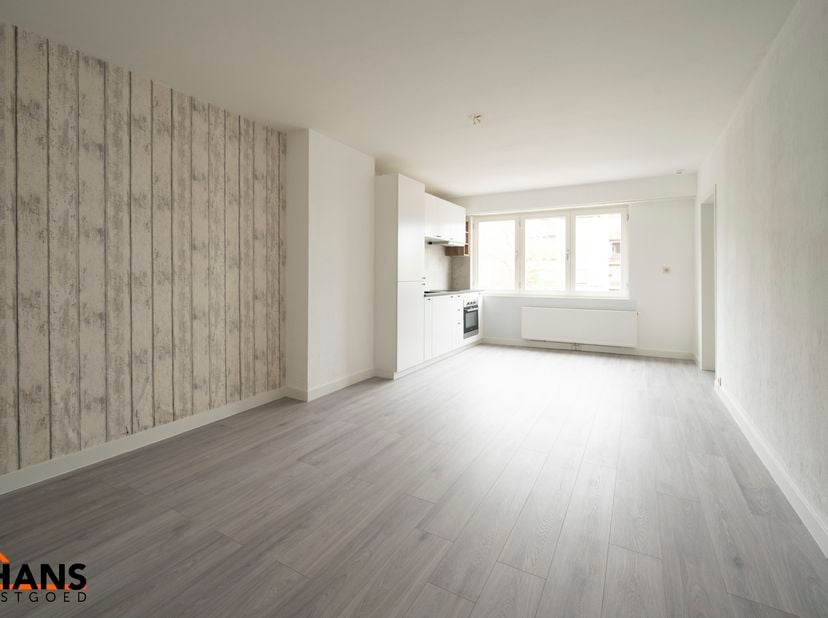 Mooi gerenoveerd appartement op de tweede verdieping.<br />
Inkomhal met kast voor de aansluiting wasmachine/droogkast; woonkamer met open nieuwe keuk