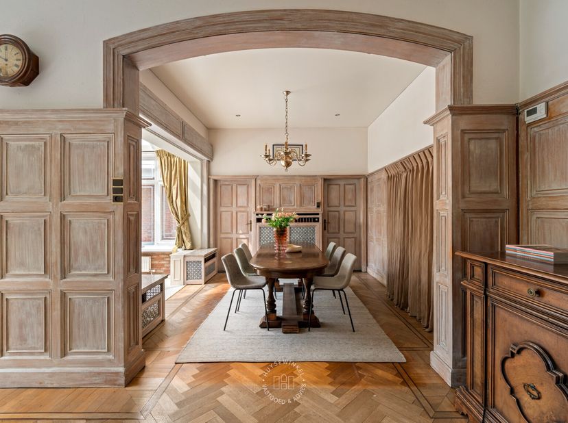 Deze karaktervolle woning met handelsruimte biedt tal van mogelijkheden voor wie wonen en werken wenst te combineren. Met een bewoonbare oppervlakte v