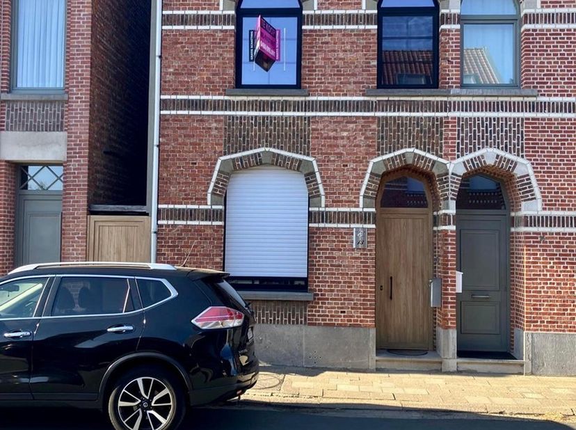 <br />
Toffe volledig gerenoveerde instapklare woning met zij-ingang. Deze woning is afgewerkt met luxe materialen, zonnepanelen en opslagbatterij.<br