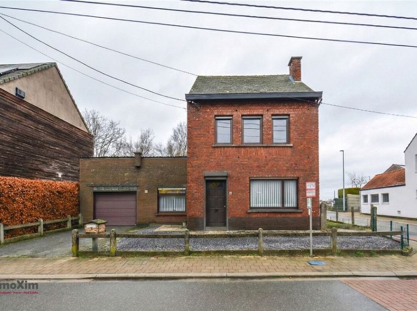 Te renoveren woning met inpandige garage en uitbreidingsmogelijkheden in Haacht<br />
Op zoek naar een woning die je volledig naar eigen smaak kan vor