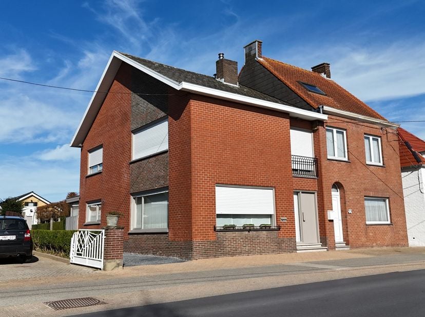 In de Handzamestraat in Kortemark, op wandelafstand van het centrum, bevindt zich deze halfopen bebouwing met ruime oprit (en automatische poort) én m