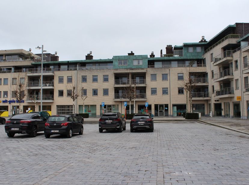 Het commerciële kantoor in residentie La Piazza is een modern pand dat in 2009 is gebouwd. Met een bruikbare oppervlakte van 230 vierkante meter biedt