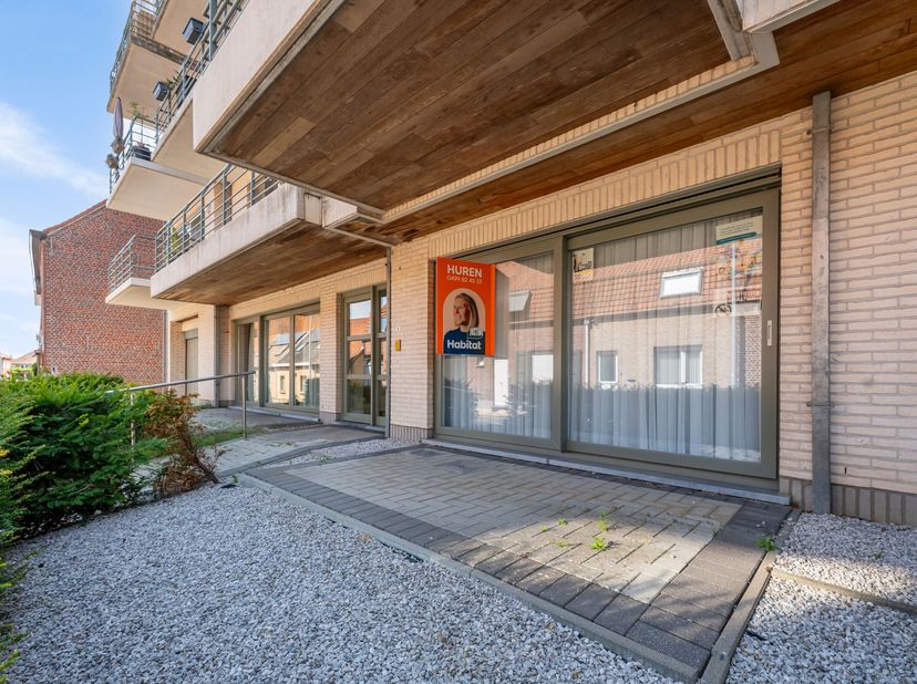 Gelijkvloers appartement met 2 slaapkamers te huur in Wevelgem!<br />
We komen binnen via de inkomhal van het gebouw die rechtstreeks toegang geeft to