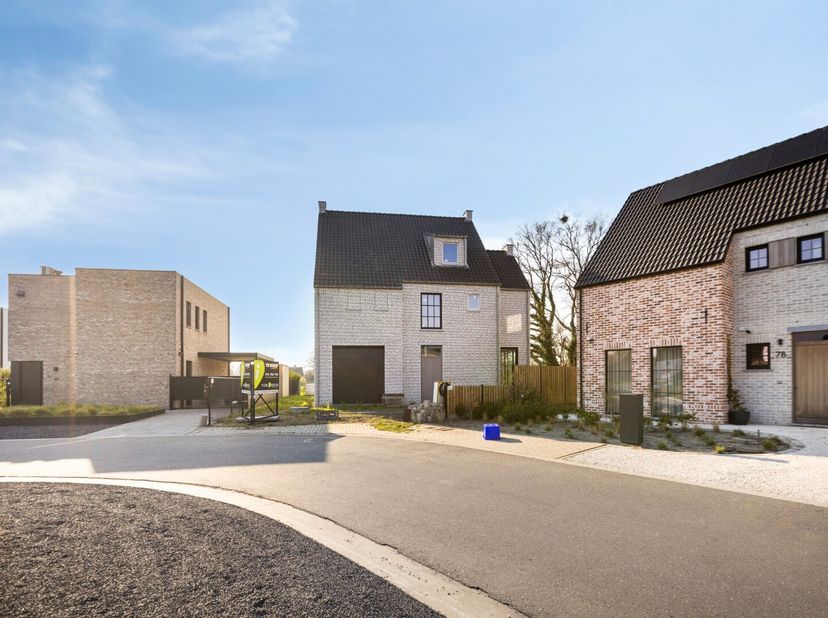 VERKOOP ONDER REGISTRATIERECHTEN !<br />
Deze karaktervolle casco-woning met een bruto bewoonbare oppervlakte van 336,21 m² (gelijkvloers, verdieping
