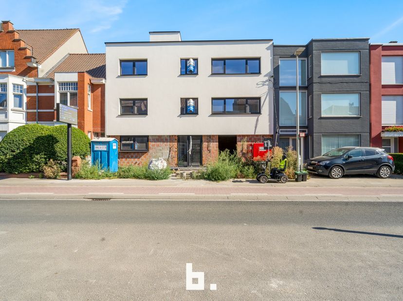Dit ruim appartement bevindt zich op een centrale locatie te Assebroek op fietsafstand van Brugge centrum. De indeling is als volgt: Inkomhal, toilet,