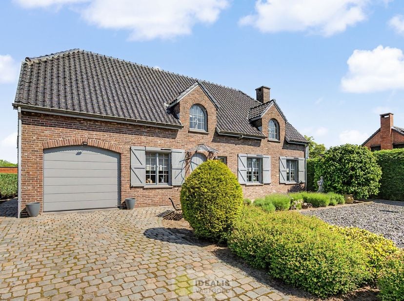 KARAKTERISTIEKE GEZINSWONING OP WANDELAFSTAND VAN HET CENTRUM VAN PEER MET WOONKAMER, GOED UITGERUSTE KEUKEN, BADKAMER, BUREAU, MOGELIJKHEID TOT MAAR