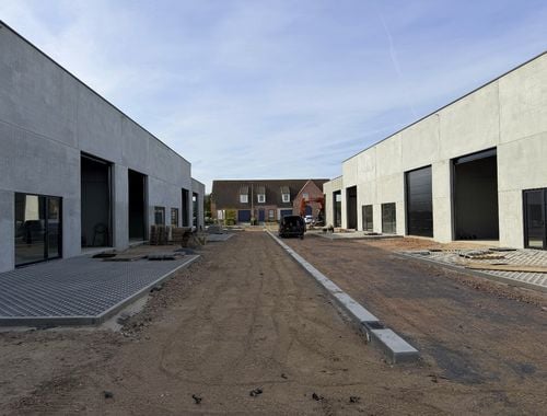                                         Entrepôt à vendre à Sint-Eloois-Vijve, € 429.000
