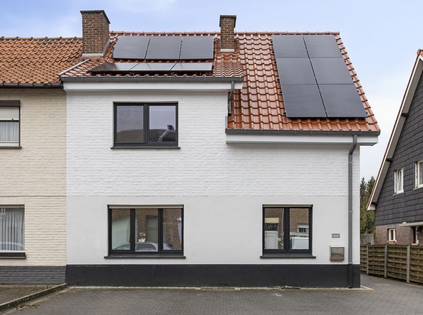 Op zoek naar een instapklaar stuk vastgoed in het historische Tongeren? Aan de Koninksemsteenweg 131 ontdekt u dit prachtig gerenoveerde huis dat onmi