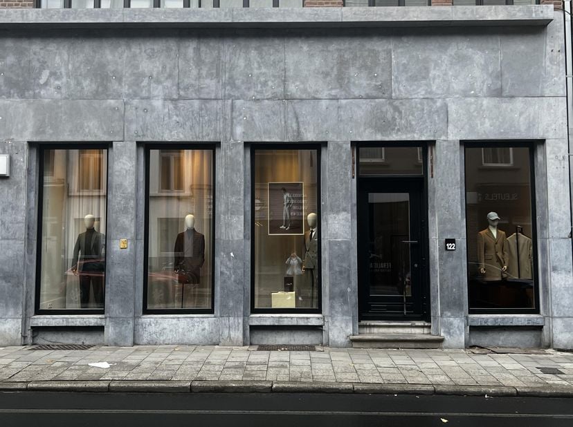 Op zoek naar een goed gelegen handelspand? Deze commerciële ruimte van 81 m² aan de Kortrijksepoortstraat 122 biedt een ideale uitvalsbasis voor diver