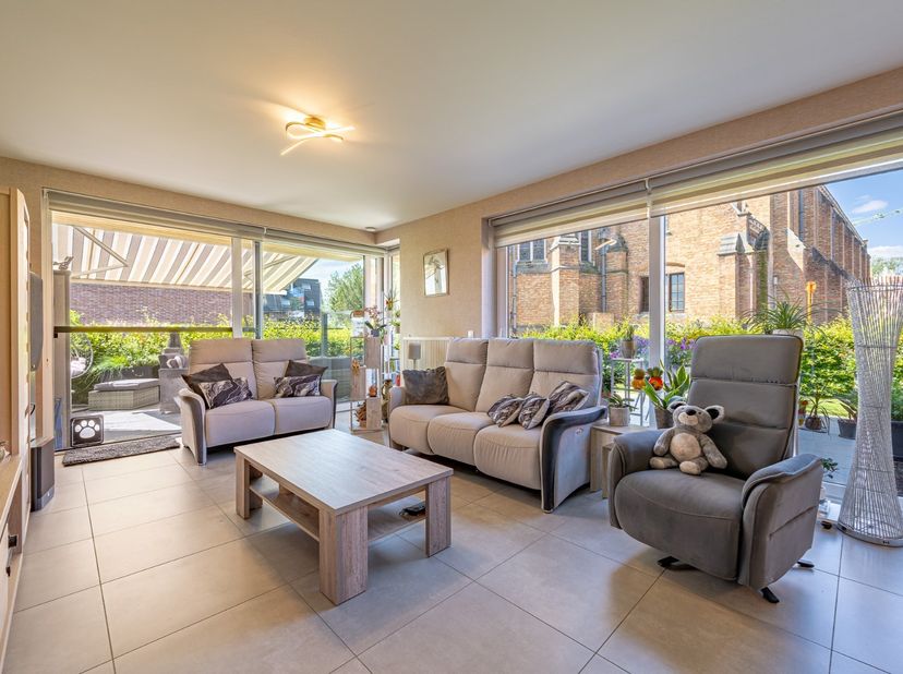 - Rustige ligging (Kerkplein 4)<br />
- Ruim en lichtrijk gelijkvloers appartement<br />
- Volledig instapklaar met mooie materialen afgewerkt<br />
-