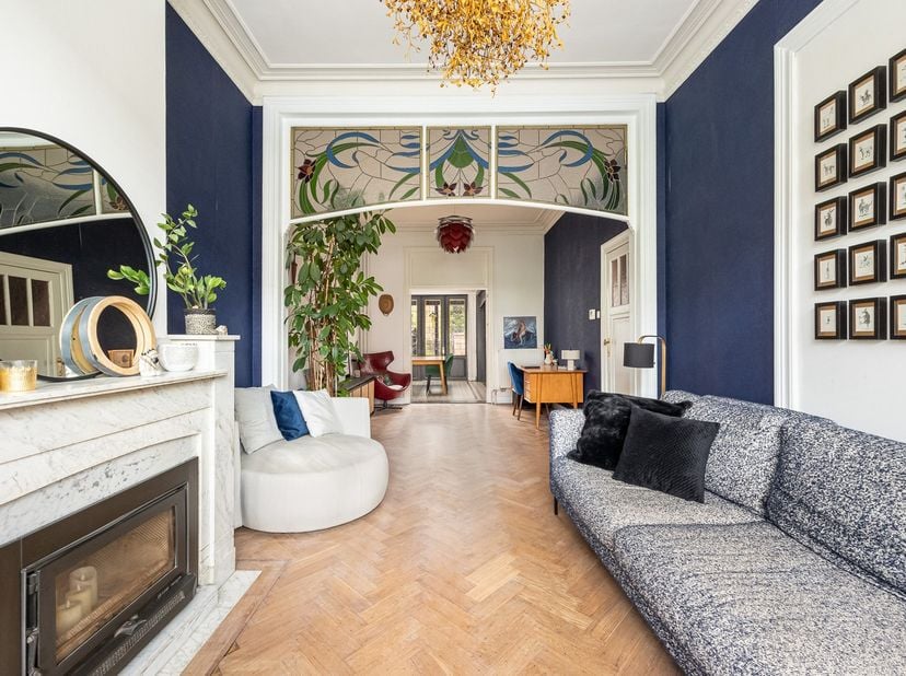 In een van de mooiste straten van de buurt bevindt zich deze uitzonderlijke burgerwoning, waar authentieke charme en hedendaags wooncomfort elkaar per