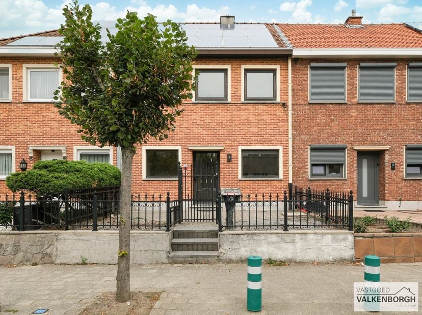 Bezoeken ter plaatse worden ingepland via e-mail: joris@vastgoedvalkenborgh.be.<br />
<br />
Kiewitstraat 94: Gerenoveerde gezinswoning met 3 slaapkam
