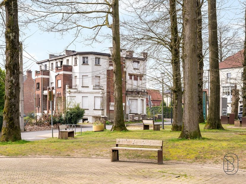 À vendre : propriété unique offrant 600 m² de surface habitable à Mont-de-l’Enclus, bénéficiant d’une vue magnifique et située dans un emplacement de