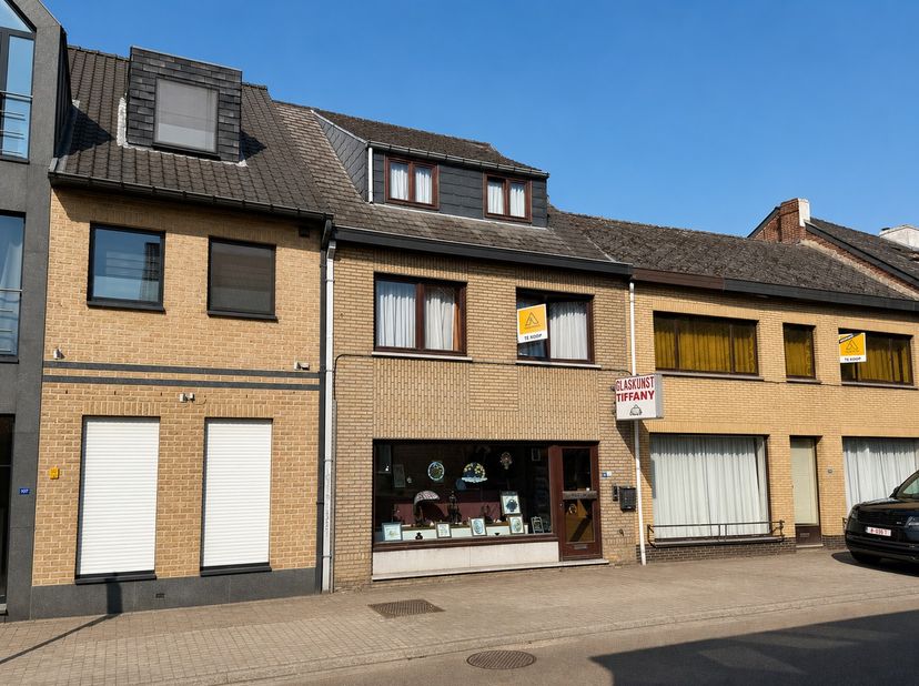 Op te frissen woning met atelier in het centrum van Lanaken.<br />
<br />
Op een rustige locatie, vlakbij het centrum van Lanaken, bevindt zich deze v