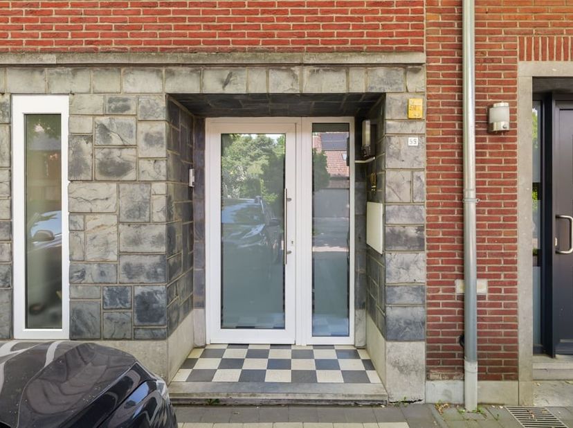 Langs de Fabriekstraat kunnen we ter hoogte van nummer 99 dit knap gelijkvloers appartement terugvinden. We kunnen hier spreken van een zeer centrale
