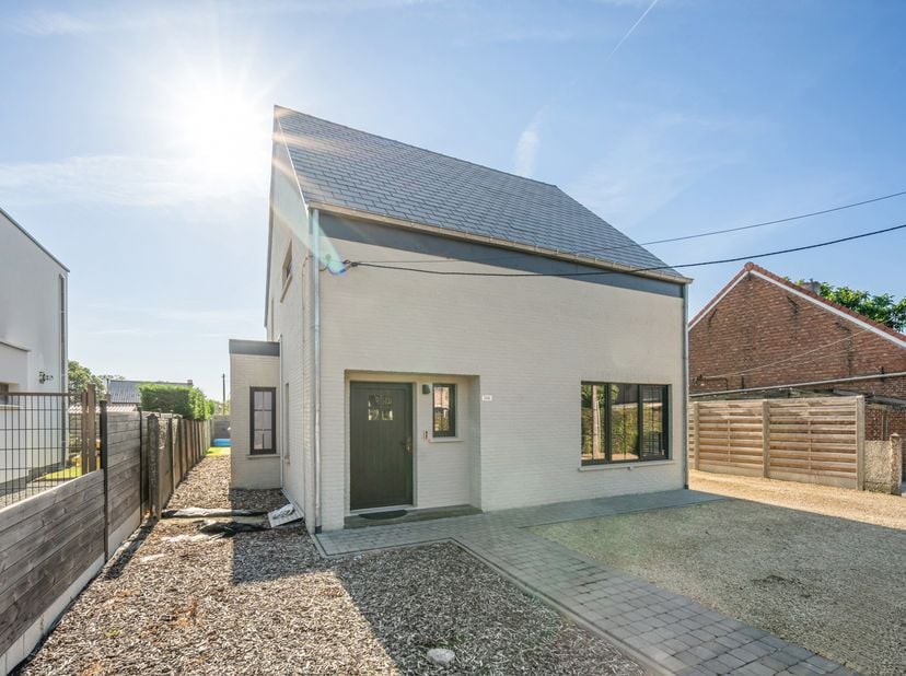 Zeer rustig gelegen in een autoluwe straat te Voortkapel, Westerlo vlakbij Morkhoven. Alle faciliteiten (winkels, scholen, openbaar vervoer,..) in de