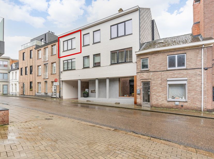 Dit gezellig en verzorgd appartement is gelegen aan de Capucienessenstraat 13 bus 202 in Sint-Truiden, op een zeer gunstige locatie in het stadscentru