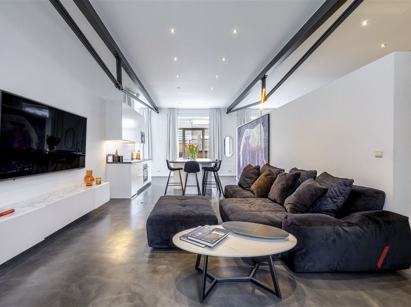 In de Coxiestraat 15, in het hart van Mechelen, vind je geen gewone woning, maar een lichtrijke stadsloft met karakter en rust. Een open ruimte die me