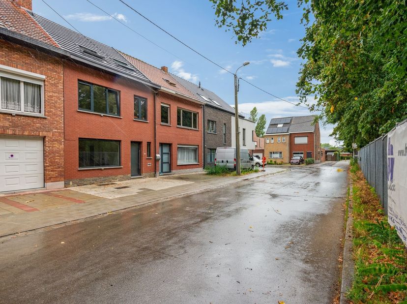 De woning is gelegen in een rustige straat, op korte afstand van Mechelen en met een vlotte verbinding naar de E19. Zo geniet u van de rust van een aa