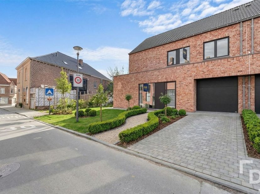 In het charmante dorpscentrum van Kemmel, het kloppend hart van Heuvelland, realiseren we een uniek woonproject bestaande uit drie stijlvolle nieuwbou