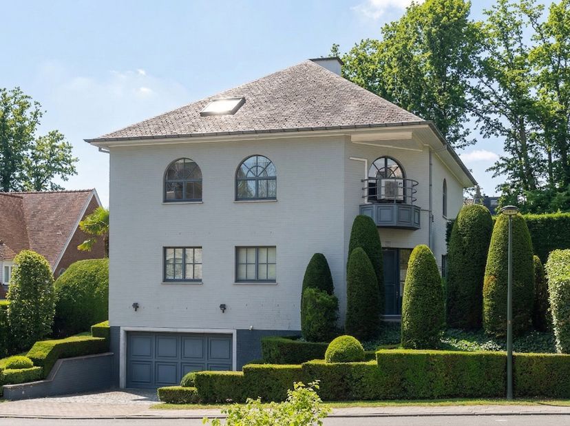À proximité immédiate du Royal Léopold Club, dans un environnement résidentiel calme, élégante villa de 1992,développant une superficie denviron 400 m