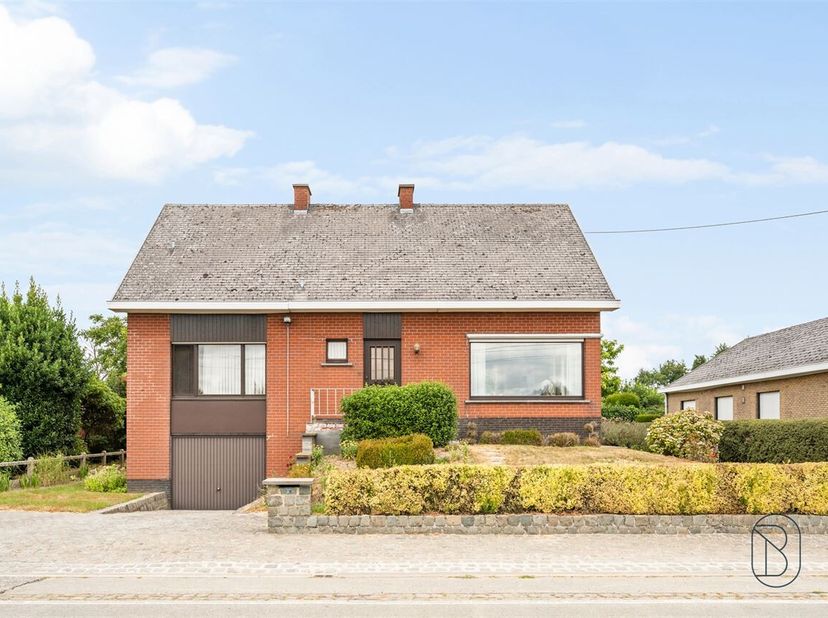 Vous recherchez une maison familiale spacieuse avec quatre chambres, un double garage et toutes les commodités pratiques ? Alors cette propriété vaut