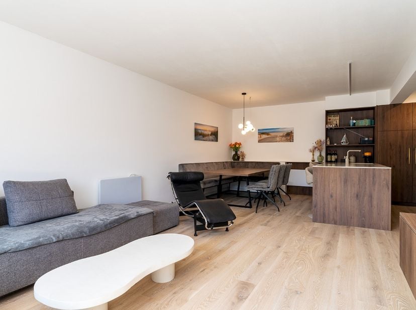 Cet appartement entièrement rénové avec des matériaux de haute qualité est situé au 2e étage de la résidence « Goldsands », à distance de marche de la
