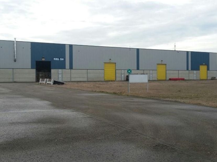 Bedrijfshal met een oppervlakte van 2.400 m² met een minimum uitbreiding van 2.500 m² en maximaal 7.200 m², gelegen op het industrieterrein Genk-Zuid,