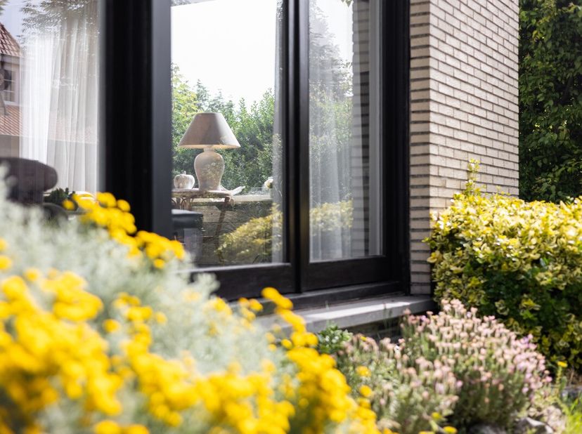 Wenduine: Gelijkvloers appartement te koop met tuin op toplocatie. Op een zeer gegeerde locatie in een residentiële buurt, nabij zowel de duinbossen a