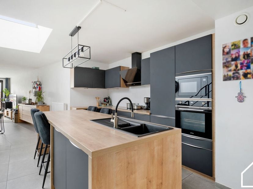 Deze energiezuinige woning uit 2021 biedt de ideale kans als investering, eerste woonst zonder zorgen of een gezellige gezinswoning met zijn EPC A, 4