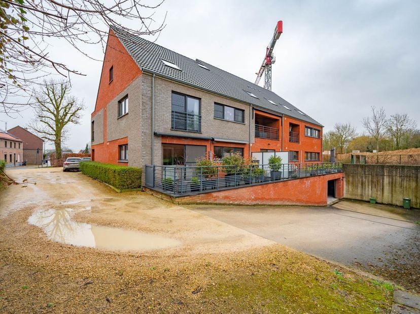 AUTOSTAANPLAATSEN<br />
<br />
In een appartementsgebouw, genaamd “residentie Orchidee”, gelegen Blandenstraat 73-75 en Verbindingsstraat 2A,  sectie